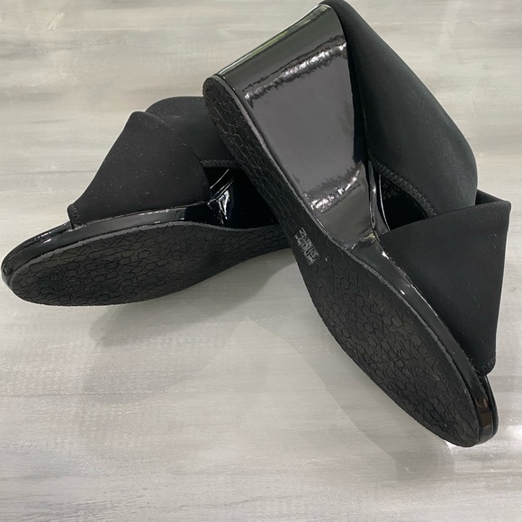 Slip on with a heal. - Picture 1 of 5